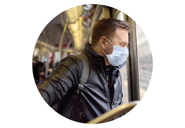 Mann mit Mund-Nasen-Schutz in Bus Ansteckungsrisiko unterwegs