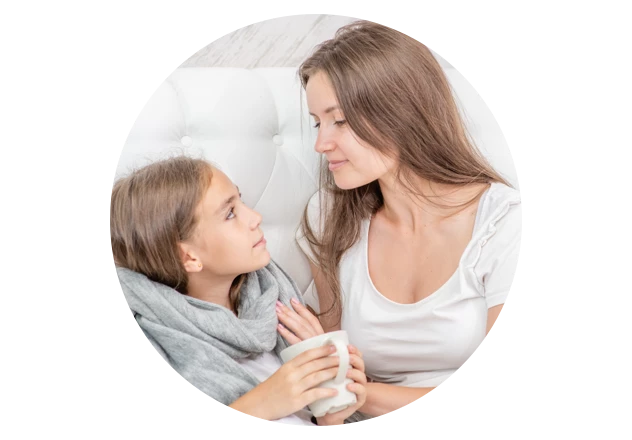 Frau pflegt erkältetes Kind Ansteckungsrisiko in der Familie