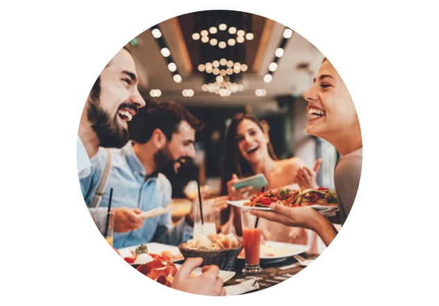 Freunde essen im Restaurant Ansteckungsrisiko bei öffentlichen Veranstaltungen